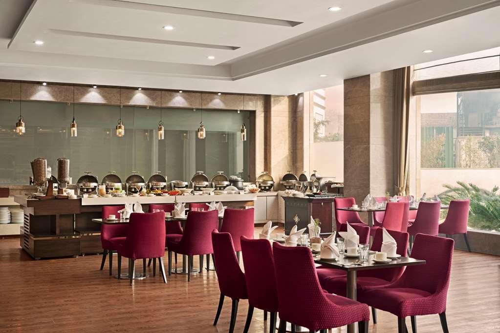 Hotel Ramada By Wyndham New Delhi Pitampura Restaurant photo