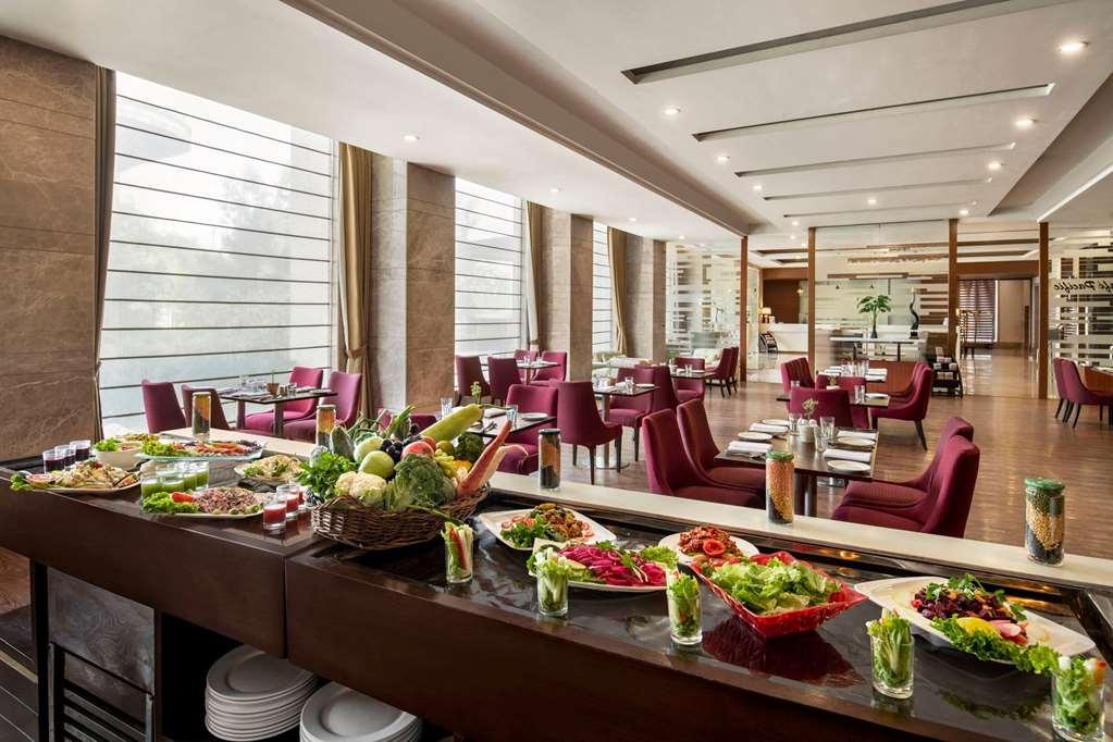 Hotel Ramada By Wyndham New Delhi Pitampura Restaurant photo