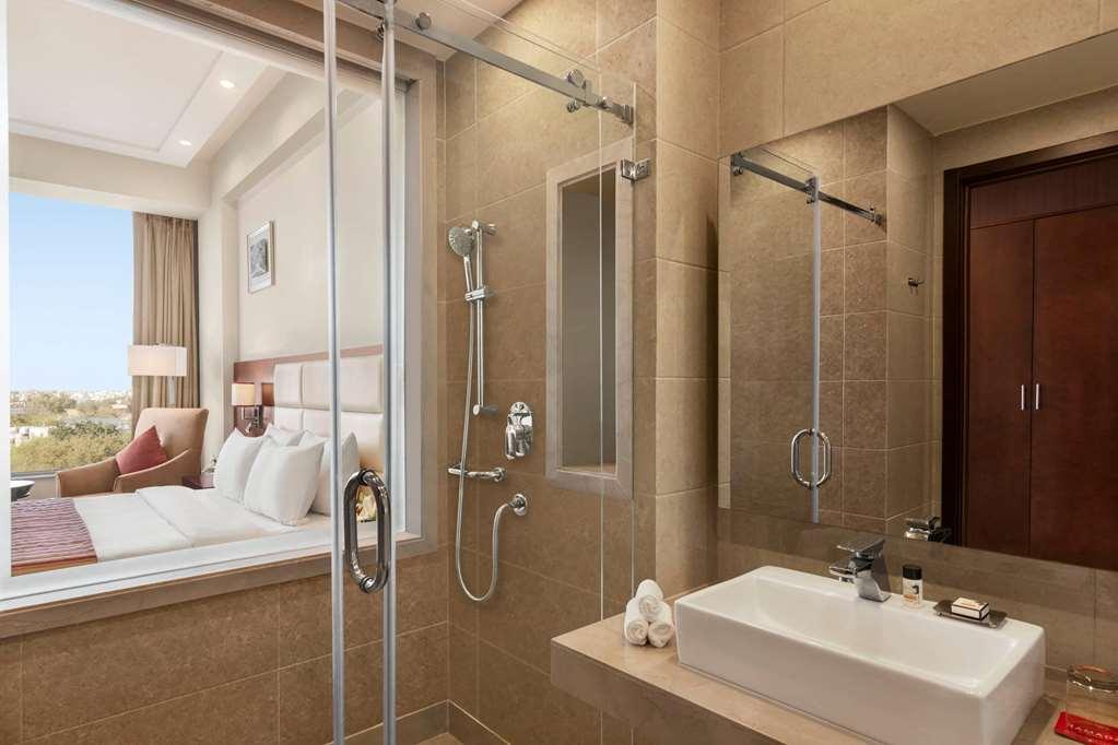Hotel Ramada By Wyndham New Delhi Pitampura Extérieur photo