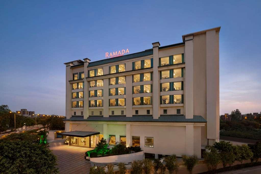 Hotel Ramada By Wyndham New Delhi Pitampura Extérieur photo