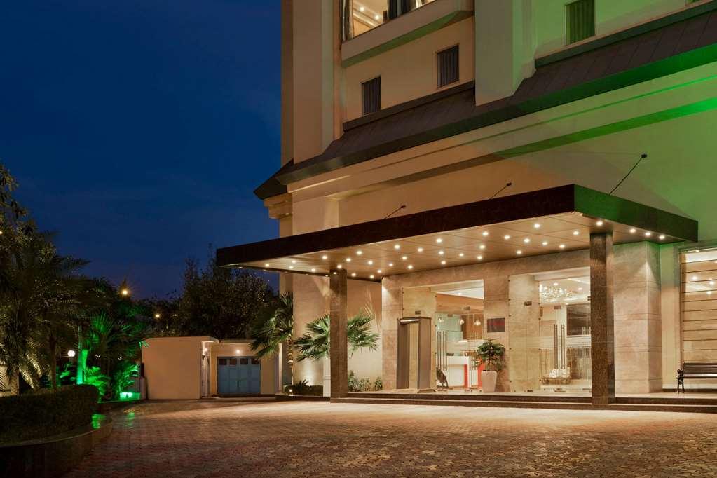 Hotel Ramada By Wyndham New Delhi Pitampura Extérieur photo